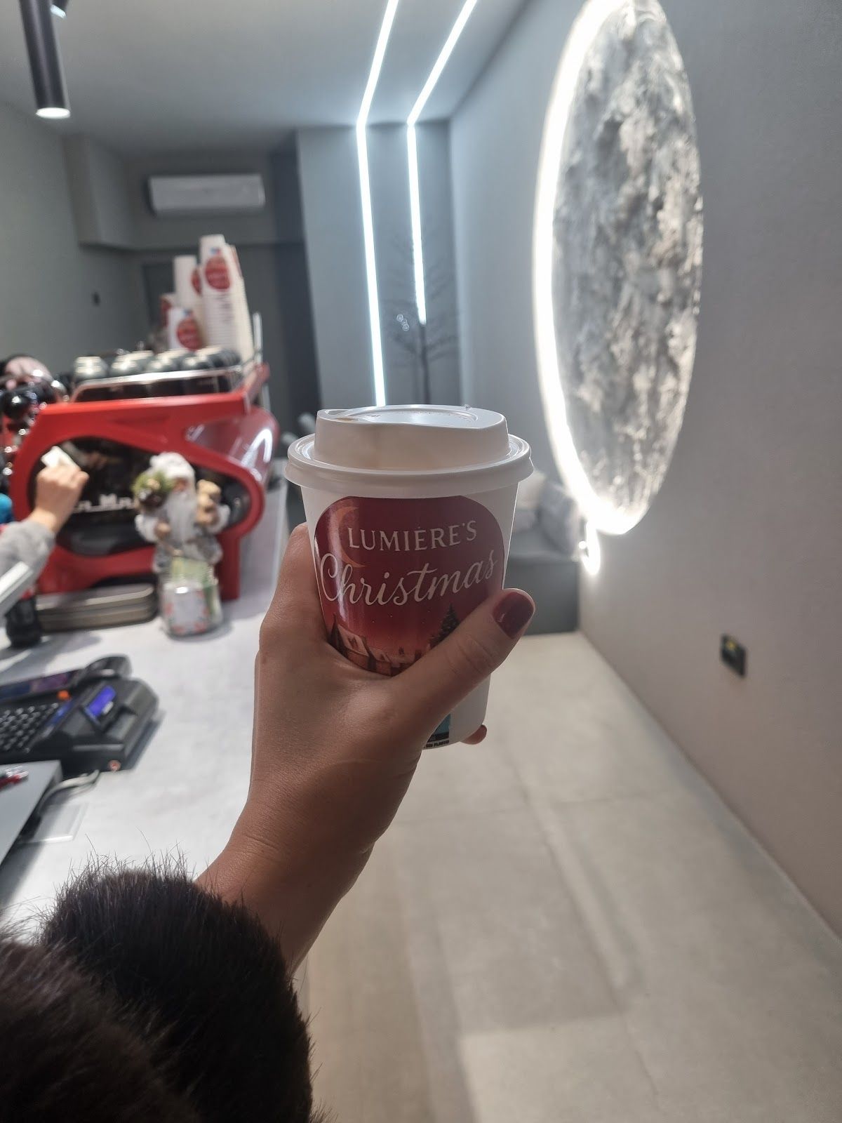 Cană branded Lumière's ținută de client în cafenea
