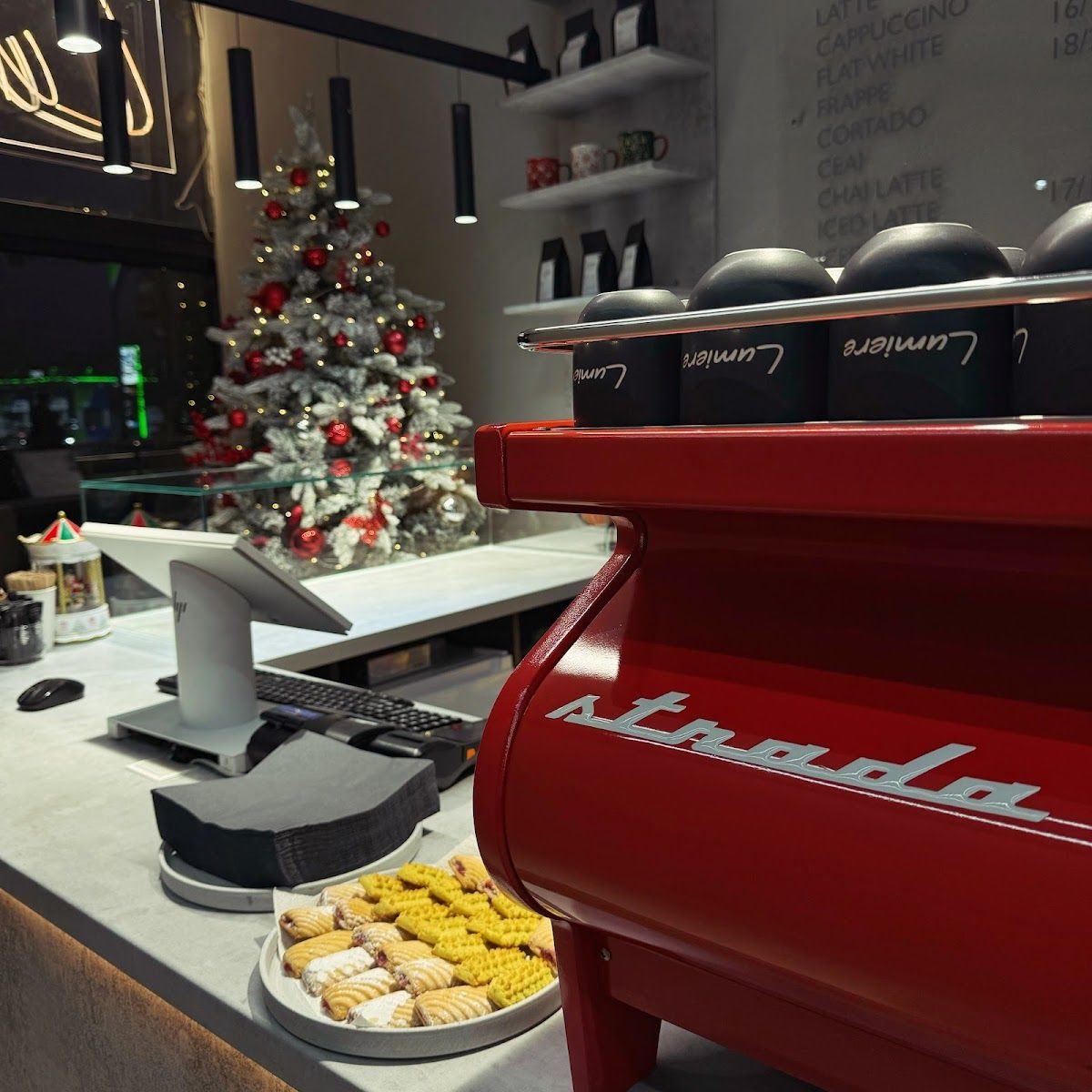 Tejgheaua Lumière cu mașina La Marzocco și vitrina cu patiserie